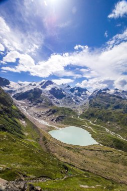 İsviçre Alplerindeki Susten Geçidi 'nden geçen yüksek dağ yolu.