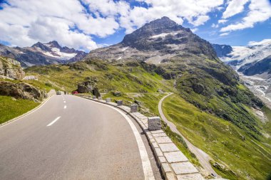 İsviçre Alplerindeki Susten Geçidi 'nden geçen yüksek dağ yolu.