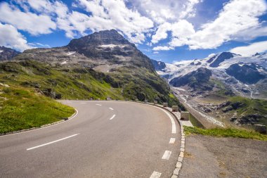İsviçre Alplerindeki Susten Geçidi 'nden geçen yüksek dağ yolu.