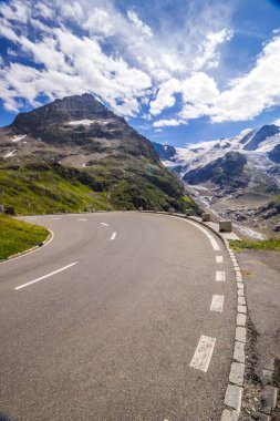 İsviçre Alplerindeki Susten Geçidi 'nden geçen yüksek dağ yolu.