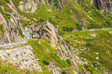 İsviçre Alplerindeki Susten Geçidi 'nden geçen yüksek dağ yolu.