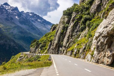 İsviçre Alplerindeki Susten Geçidi 'nden geçen yüksek dağ yolu.