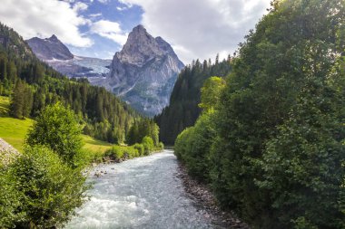 Dağ manzaralı Alp Reichenbachtal 'da güneşli bir günde