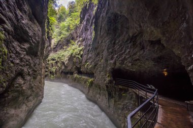 İsviçre 'de Berner Oberland' da Aare Vadisi