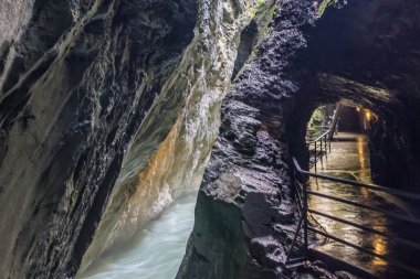 İsviçre 'de Berner Oberland' da Aare Vadisi
