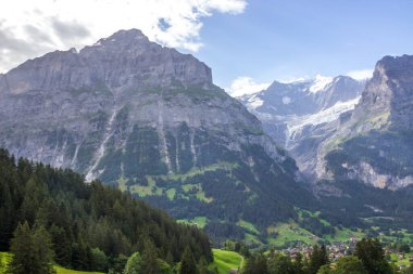 Güneşli bir günde İsviçre 'deki Grindewald Vadisi