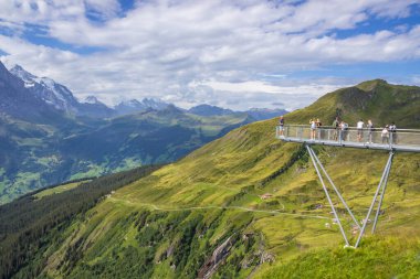 Güneşli bir günde İsviçre 'deki Grindewald Vadisi