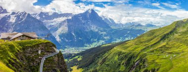 Grindewald Vadisi ve İsviçre 'nin ilk bakış açısı güneşli bir günde