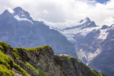 Güneşli bir günde İsviçre 'deki Grindewald Vadisi ve dağ yolu