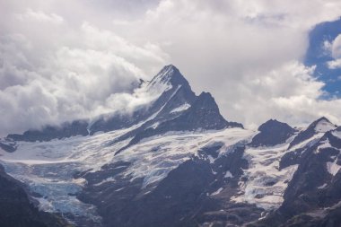 Güneşli bir günde İsviçre 'deki Grindewald Vadisi ve dağ yolu