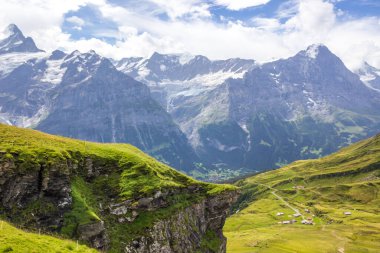 Güneşli bir günde İsviçre 'deki Grindewald Vadisi ve dağ yolu