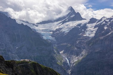 Güneşli bir günde İsviçre 'deki Grindewald Vadisi ve dağ yolu