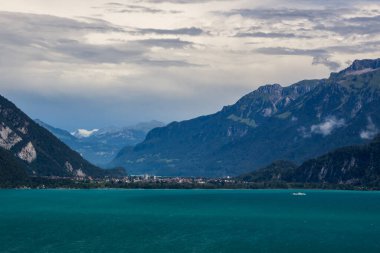 İsviçre Alplerinde Thunner Gölü