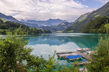 İsviçre Alplerinde Lungern Gölü