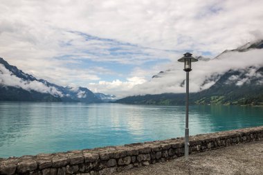 İsviçre 'deki Brienzer Gölü üzerindeki bulutlar