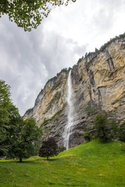 İsviçre 'deki Lauterbrunnen vadisinde Staubbach şelalesi