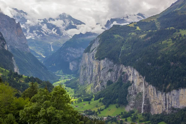 Sviçre Nin Lauterbrunnen Vadisi Ndeki Wengen Köyünde Yaz Mevsimi — Stok fotoğraf