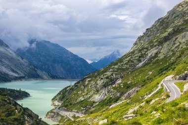İsviçre 'deki Grimsel Geçidi ve Gölü üzerindeki bulutlar