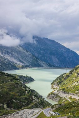 İsviçre 'deki Grimsel Geçidi ve Gölü üzerindeki bulutlar