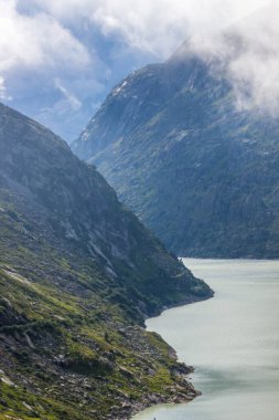 Grimsel Geçidi üzerindeki bulutlar ve İsviçre 'deki göl