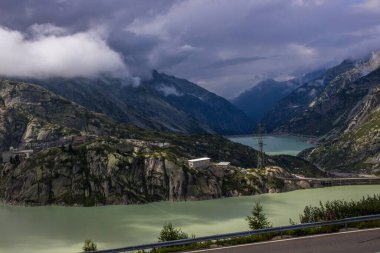 İsviçre 'deki Grimsel Geçidi ve Gölü üzerindeki bulutlar