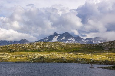 İsviçre 'deki Grimsel Geçidi üzerinde bulutlar