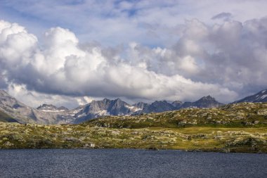 İsviçre 'deki Grimsel Geçidi üzerinde bulutlar