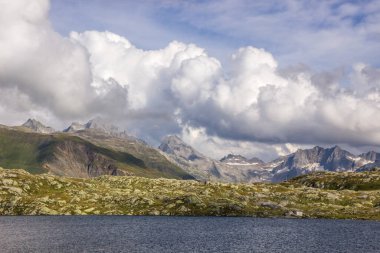 İsviçre 'deki Grimsel Geçidi üzerinde bulutlar