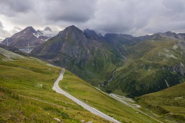 İsviçre 'deki Nufenen Geçidi üzerinde bulutlar