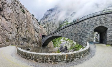 İsviçre 'de Andermatt yakınlarında taş köprü