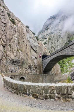 İsviçre 'de Andermatt yakınlarında taş köprü
