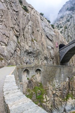 İsviçre 'de Andermatt yakınlarında taş köprü