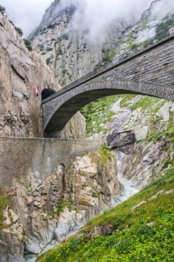 İsviçre 'de Andermatt yakınlarında taş köprü