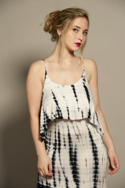 Busty muhteşem genç sarışın