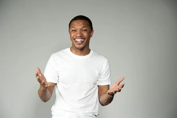Trendy gelukkig en leuke zwarte man draagt een witte Top — Stockfoto