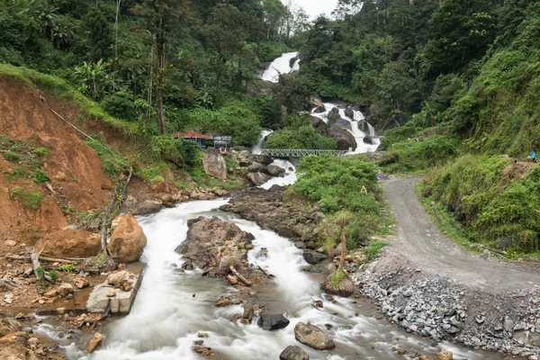 Kallar Vattiyal'deki Dağlık Şelale