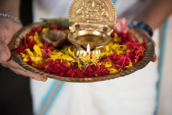 Vrouw houden puja thali — Stockfoto