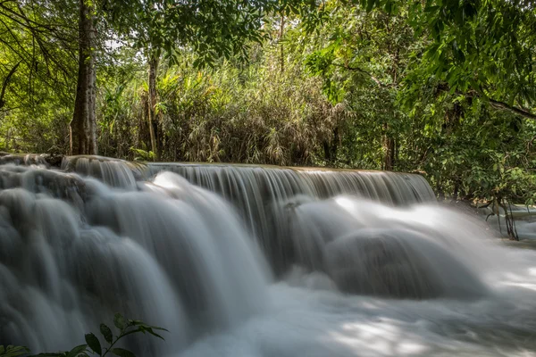 Okouzlující Kouang XI vodopády — Stock fotografie