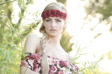 Bir çiçek taç giyen sarışın