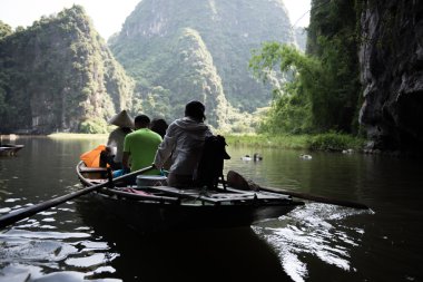Tekne gezisi içinde mağara
