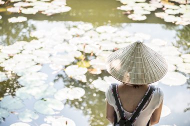 Kız Asya koni şapka giyiyor