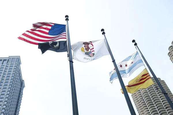 Banderas Nacionales en Memorial de Guerra — Foto de Stock