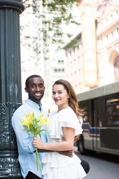 Acogedora y adorable pareja joven — Foto de Stock