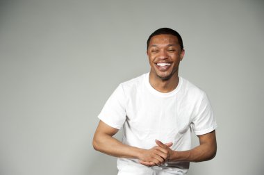 Son moda mutlu ve eğlenceli siyah erkek beyaz bir bluz giyiyor