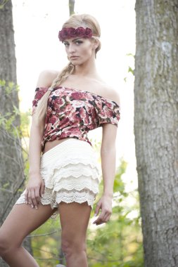 Kırmızı çiçek taç muhteşem sarışın