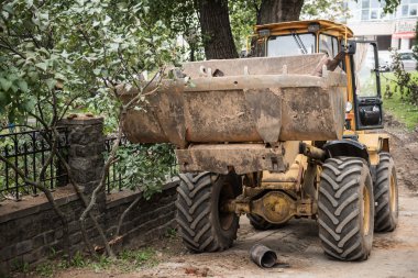 Buldozer Sitede Ayakta