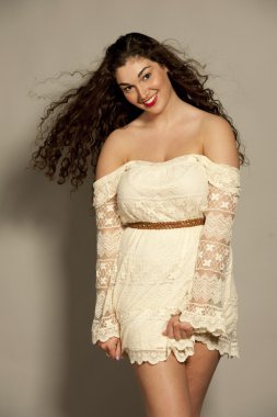 Muhteşem genç mutlu esmer giyen beyaz