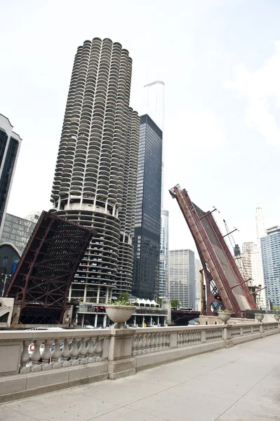 Puente levantado en Chicago — Foto de Stock