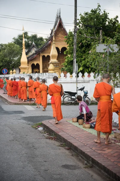 Wat Xieng tanga y monjes — Foto de Stock