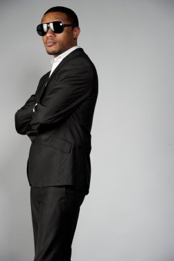 Takım elbiseli çekici Afro-Amerikan erkek